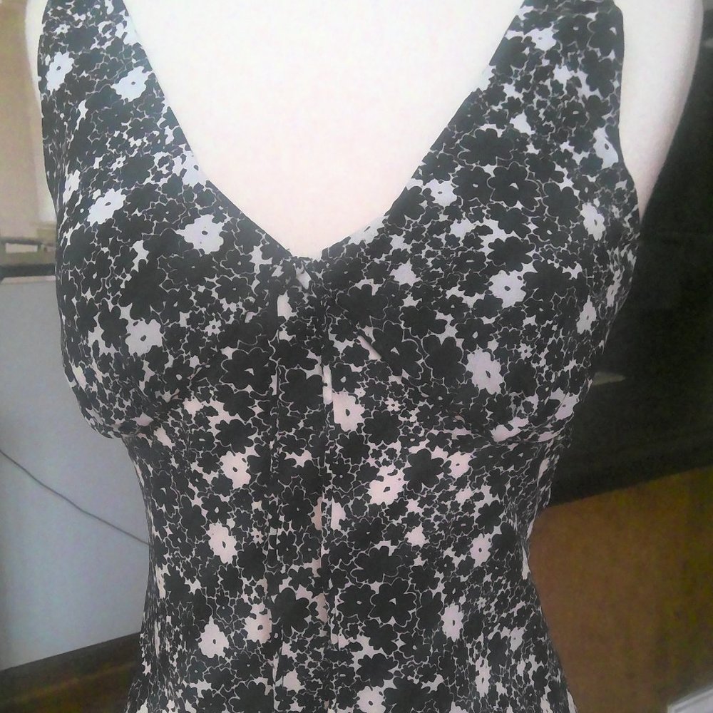 EXPRESS BLACK AND WHITE FLORAL V NECK/BACK DRESS -SLEEVELESS WITH RUFFLE HEM-3/4